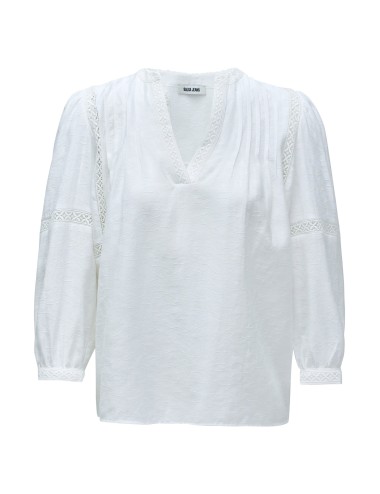 Blusa blanca con bordado...