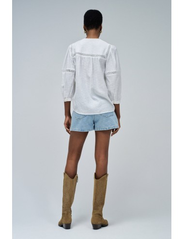 Blusa blanca con bordado...