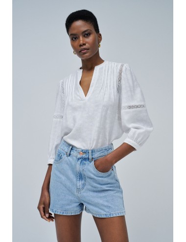 Blusa blanca con bordado...