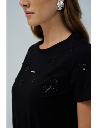 Camiseta negra con...