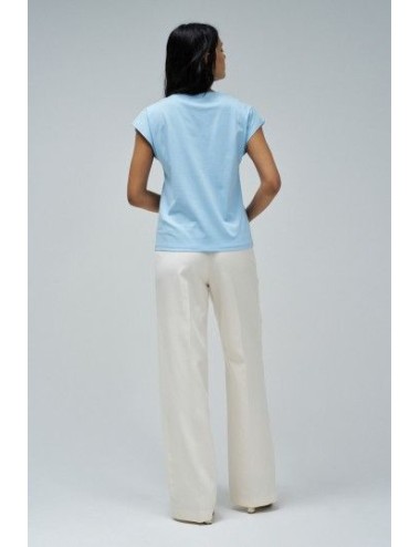 Camiseta azul con detalle...